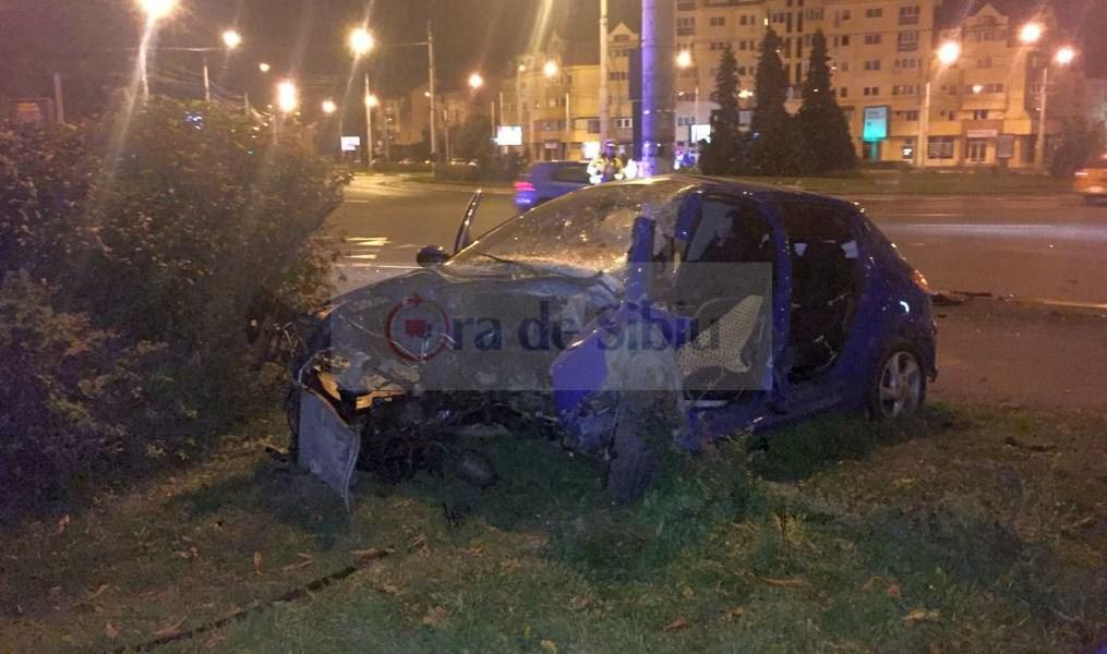 exclusiv video foto – accident groaznic în sibiu. a intrat în stâlp și mașina s-a dezintegrat!