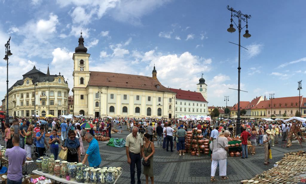 olarii se strâng cu mic cu mare în piața mare la sibiu. are loc ediția 50 a evenimentului