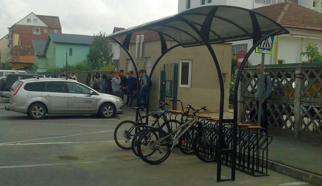 foto - primăria sibiu montează rastele noi pentru biciclete în cartierele orașului