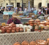 video - foto zeci de meșteri olari expun în piața mare a sibiului la târgul olarilor. ce poți cumpăra!