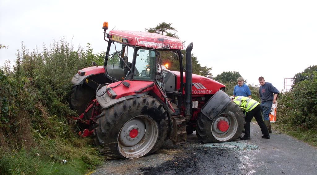 tânăr rănit grav la slimnic. a trecut tractorul peste el