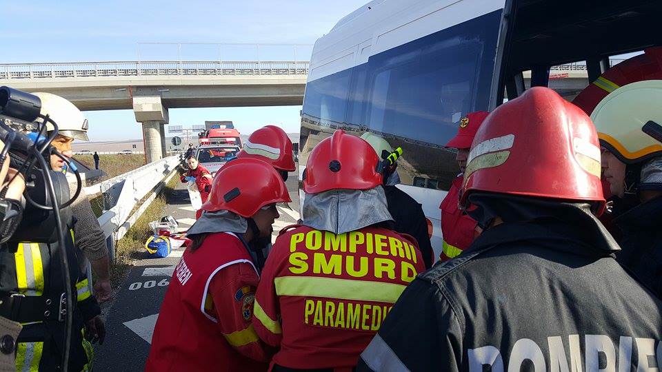 VIDEO FOTO - Maşină în flăcări, victime încarcerate şi tamponări în lanţ pe autostrada Sibiu-Orăştie. Din fericire a fost doar o simulare!