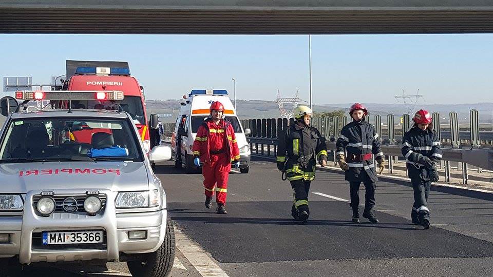 VIDEO FOTO - Maşină în flăcări, victime încarcerate şi tamponări în lanţ pe autostrada Sibiu-Orăştie. Din fericire a fost doar o simulare!