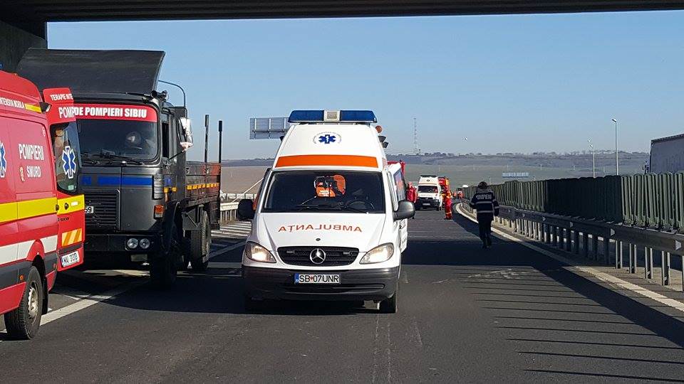 VIDEO FOTO - Maşină în flăcări, victime încarcerate şi tamponări în lanţ pe autostrada Sibiu-Orăştie. Din fericire a fost doar o simulare!