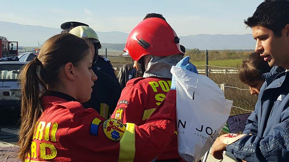 VIDEO FOTO - Maşină în flăcări, victime încarcerate şi tamponări în lanţ pe autostrada Sibiu-Orăştie. Din fericire a fost doar o simulare!