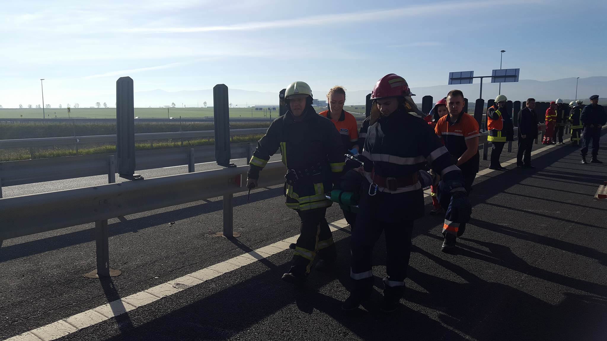 VIDEO FOTO - Maşină în flăcări, victime încarcerate şi tamponări în lanţ pe autostrada Sibiu-Orăştie. Din fericire a fost doar o simulare!