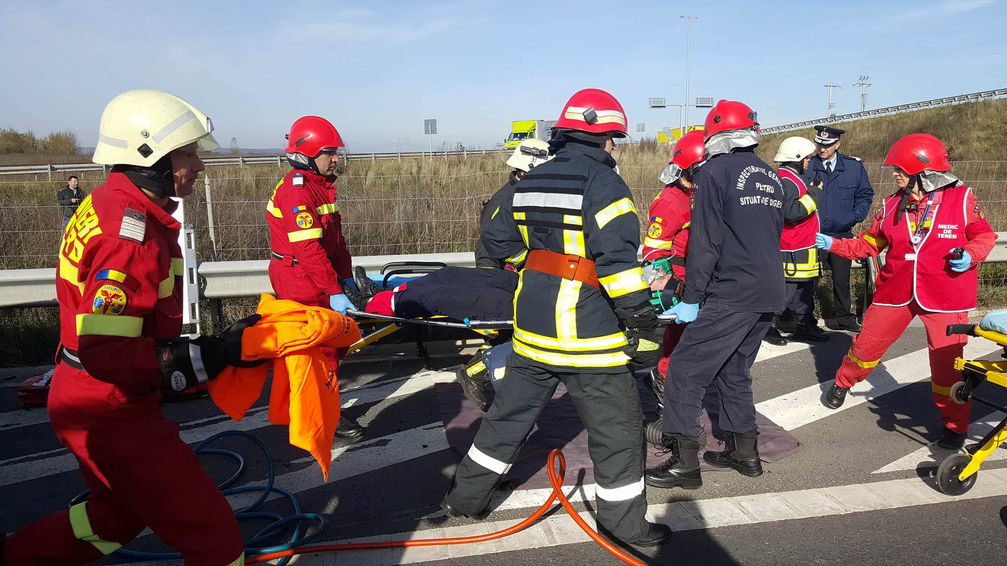 VIDEO FOTO - Maşină în flăcări, victime încarcerate şi tamponări în lanţ pe autostrada Sibiu-Orăştie. Din fericire a fost doar o simulare!