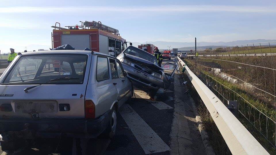 VIDEO FOTO - Maşină în flăcări, victime încarcerate şi tamponări în lanţ pe autostrada Sibiu-Orăştie. Din fericire a fost doar o simulare!