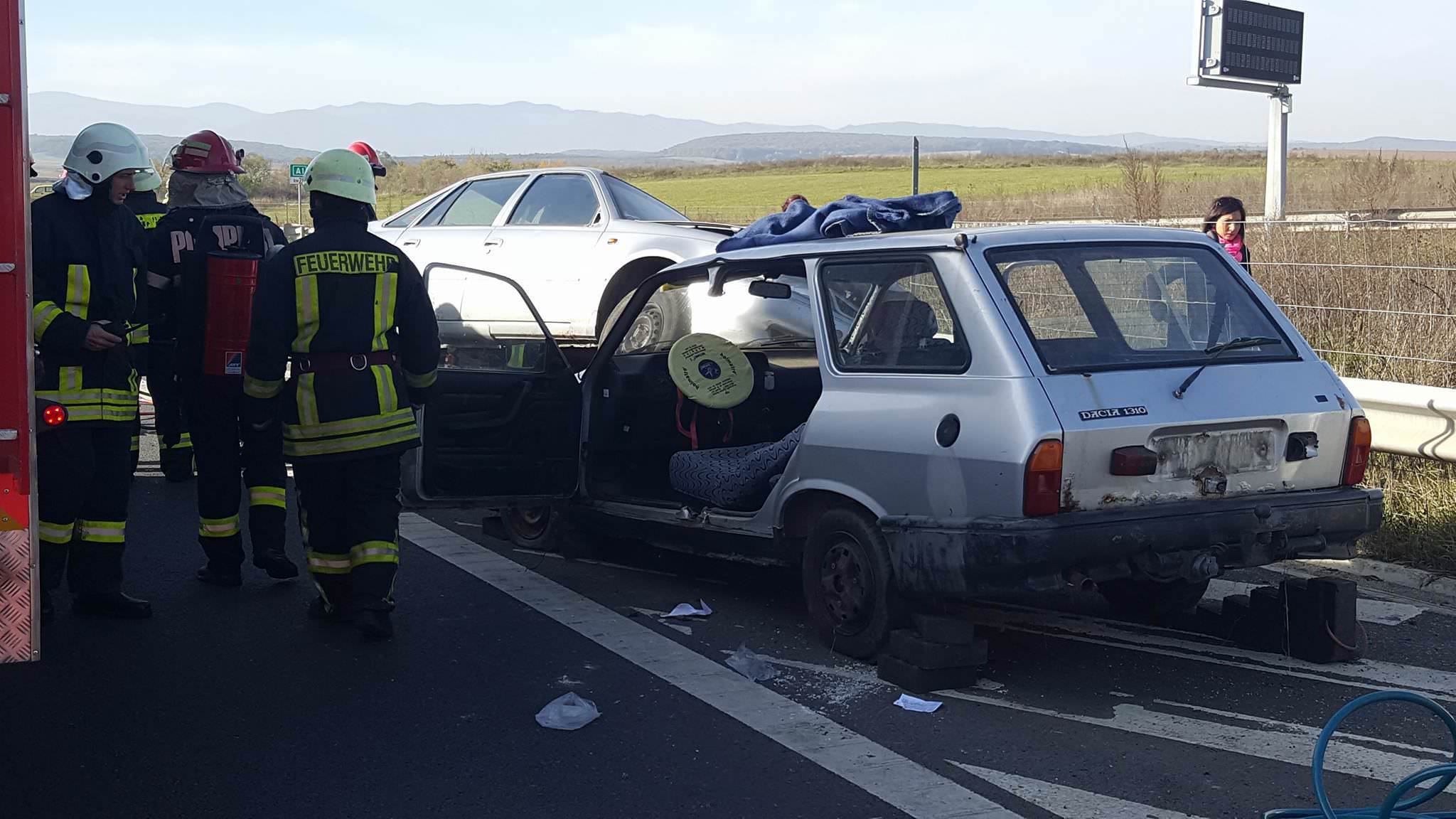 VIDEO FOTO - Maşină în flăcări, victime încarcerate şi tamponări în lanţ pe autostrada Sibiu-Orăştie. Din fericire a fost doar o simulare!