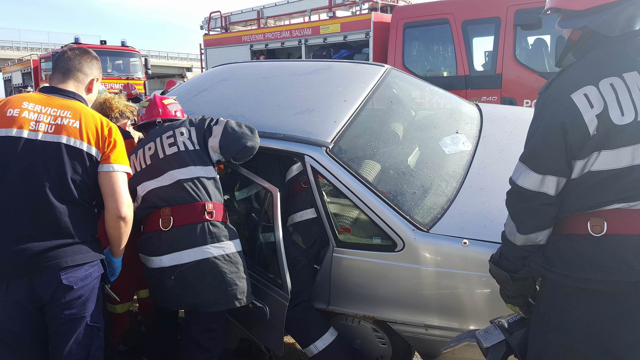 VIDEO FOTO - Maşină în flăcări, victime încarcerate şi tamponări în lanţ pe autostrada Sibiu-Orăştie. Din fericire a fost doar o simulare!