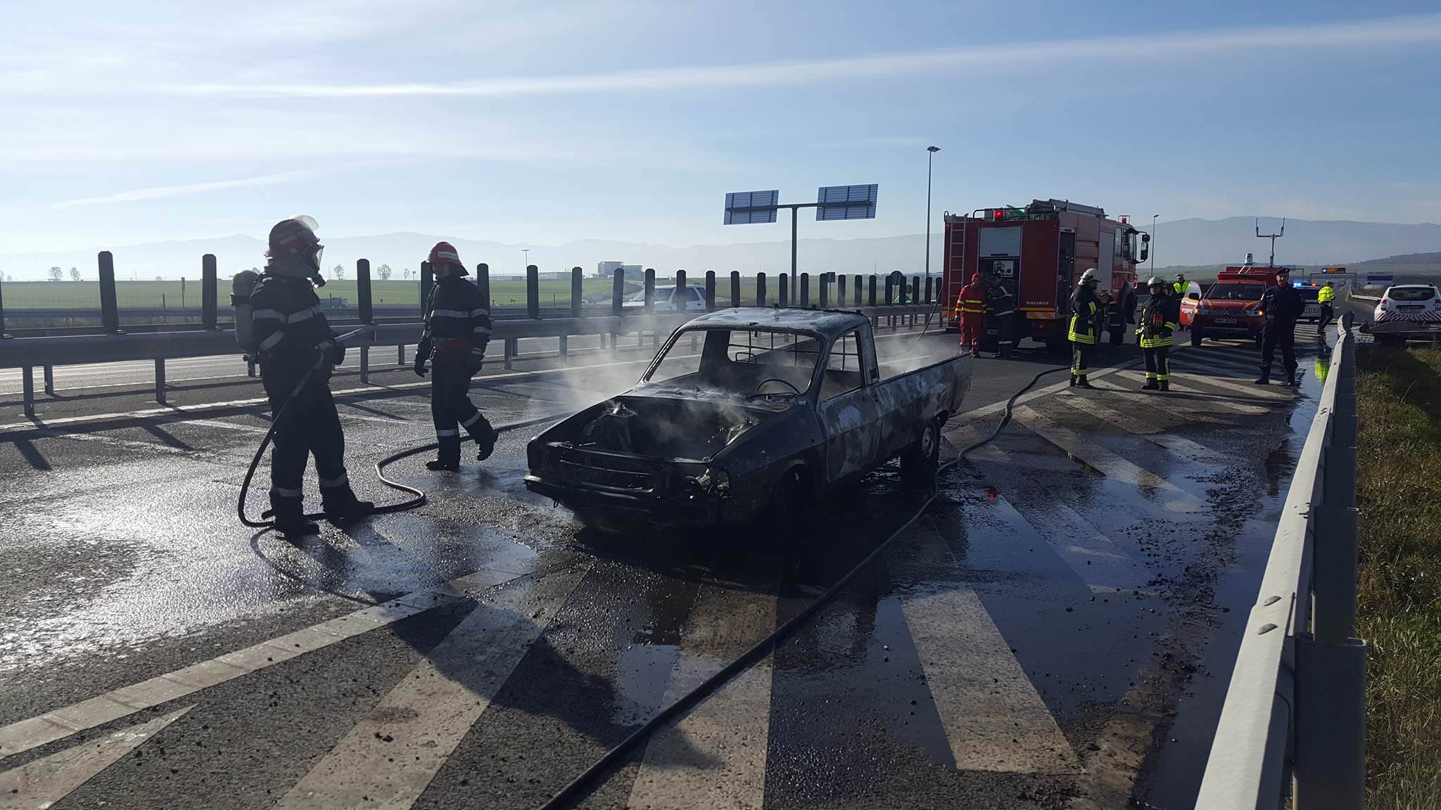 VIDEO FOTO - Maşină în flăcări, victime încarcerate şi tamponări în lanţ pe autostrada Sibiu-Orăştie. Din fericire a fost doar o simulare!