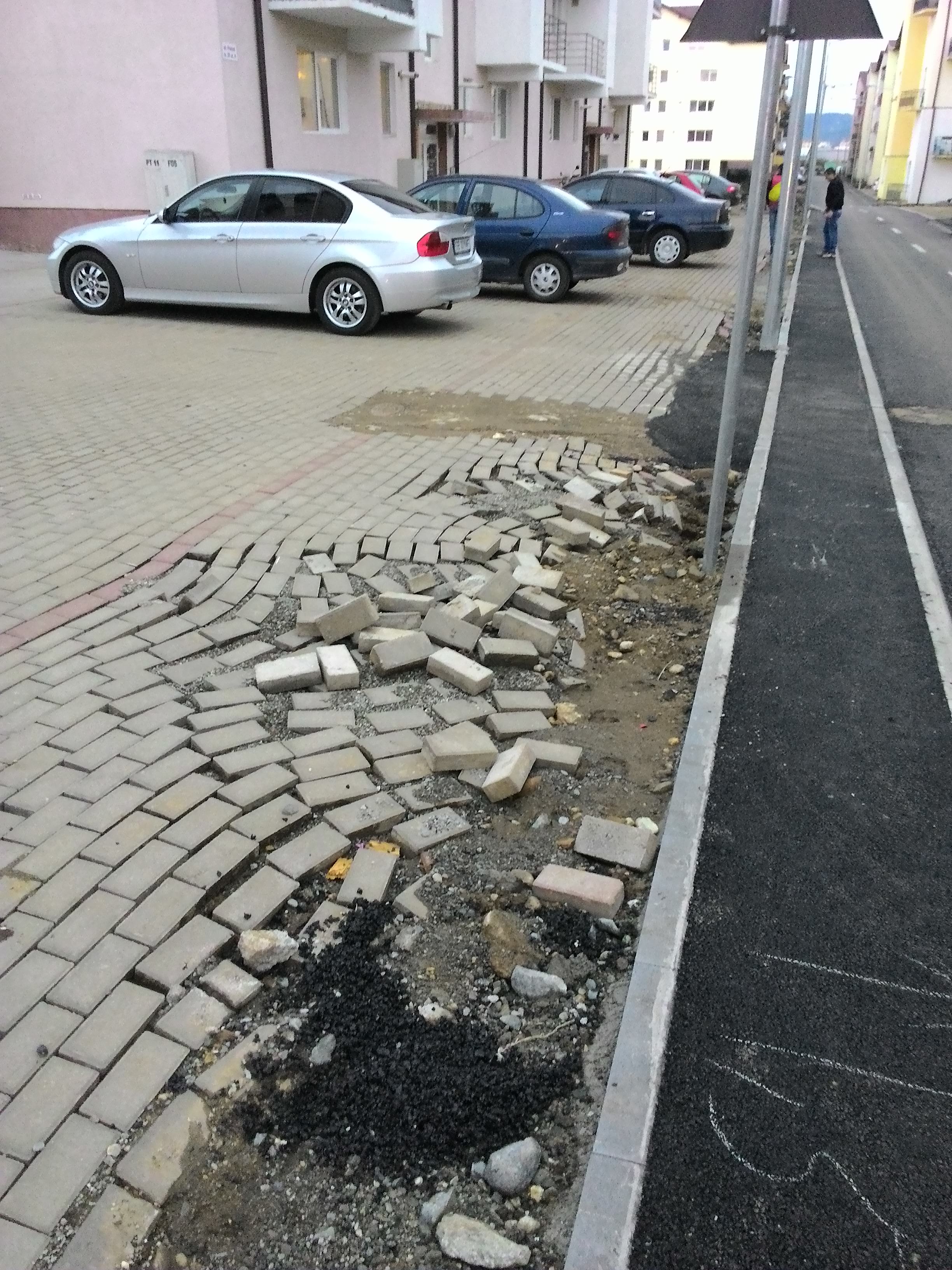 foto - lucrările de pe strada frunzei sau cum își bat joc constructorii pe bani publici. imagini revoltătoare!