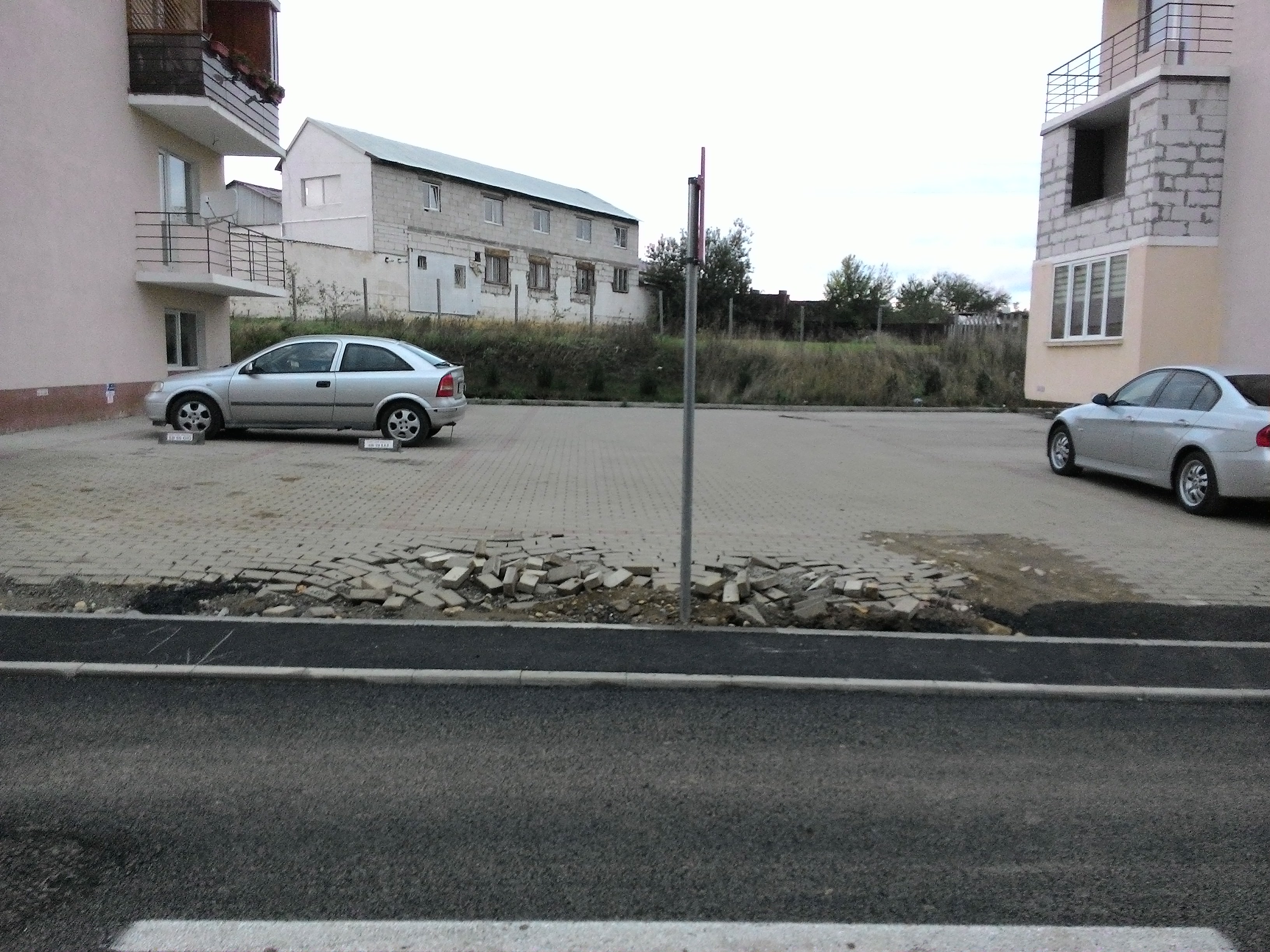 foto - lucrările de pe strada frunzei sau cum își bat joc constructorii pe bani publici. imagini revoltătoare!