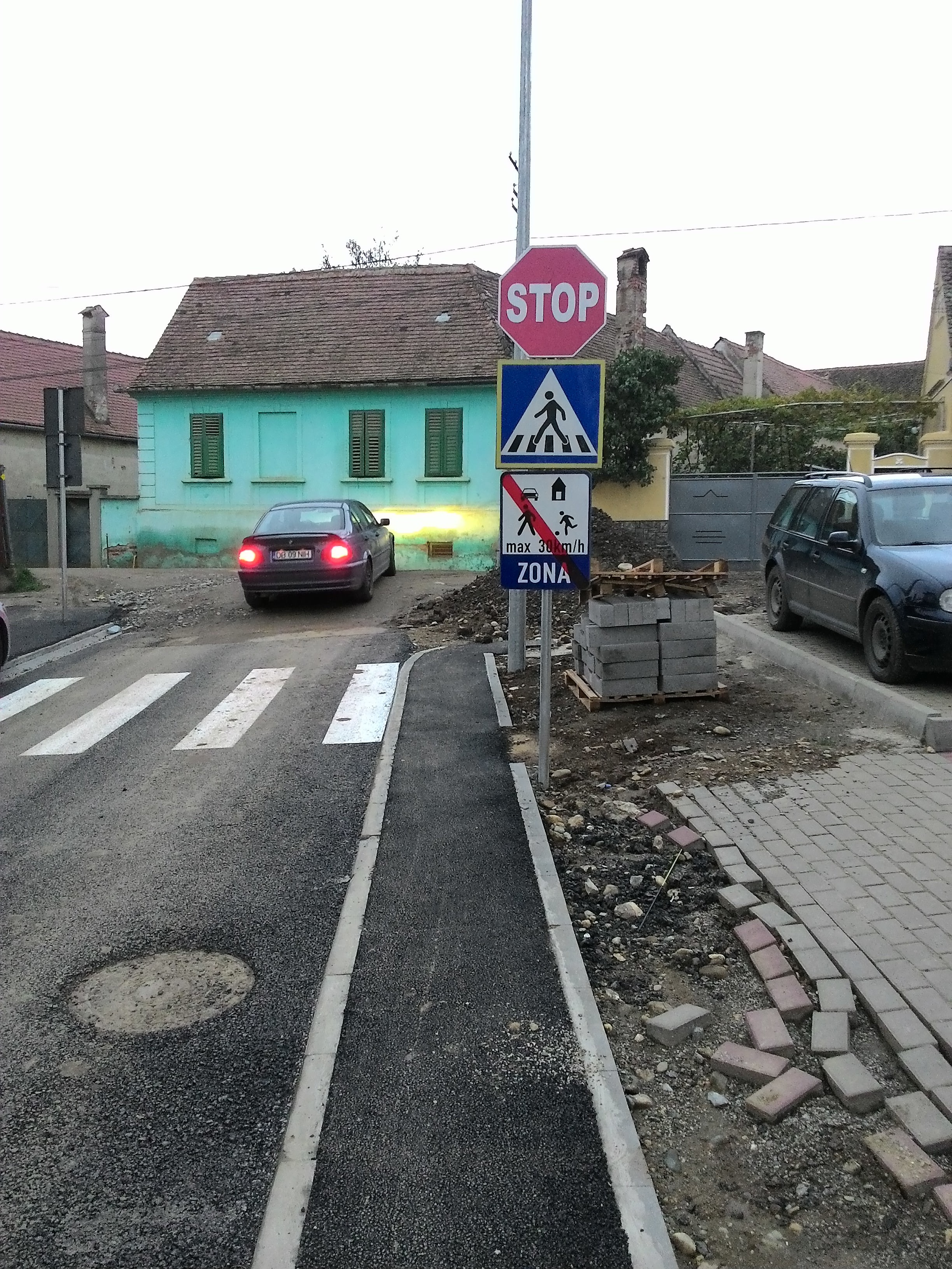 foto - lucrările de pe strada frunzei sau cum își bat joc constructorii pe bani publici. imagini revoltătoare!