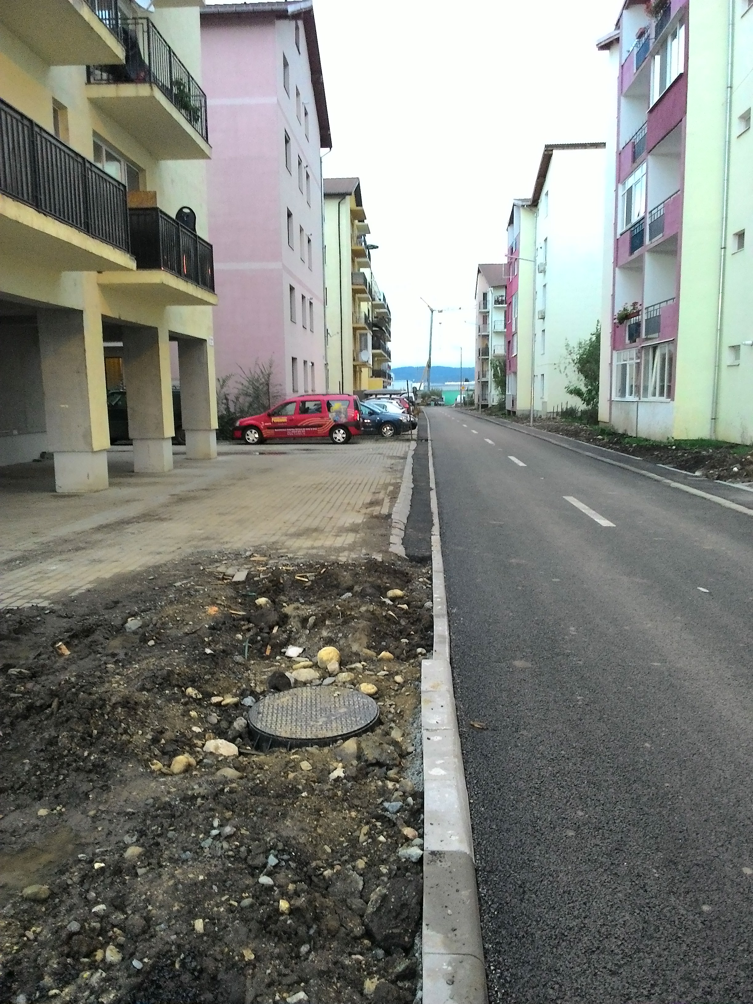 foto - lucrările de pe strada frunzei sau cum își bat joc constructorii pe bani publici. imagini revoltătoare!