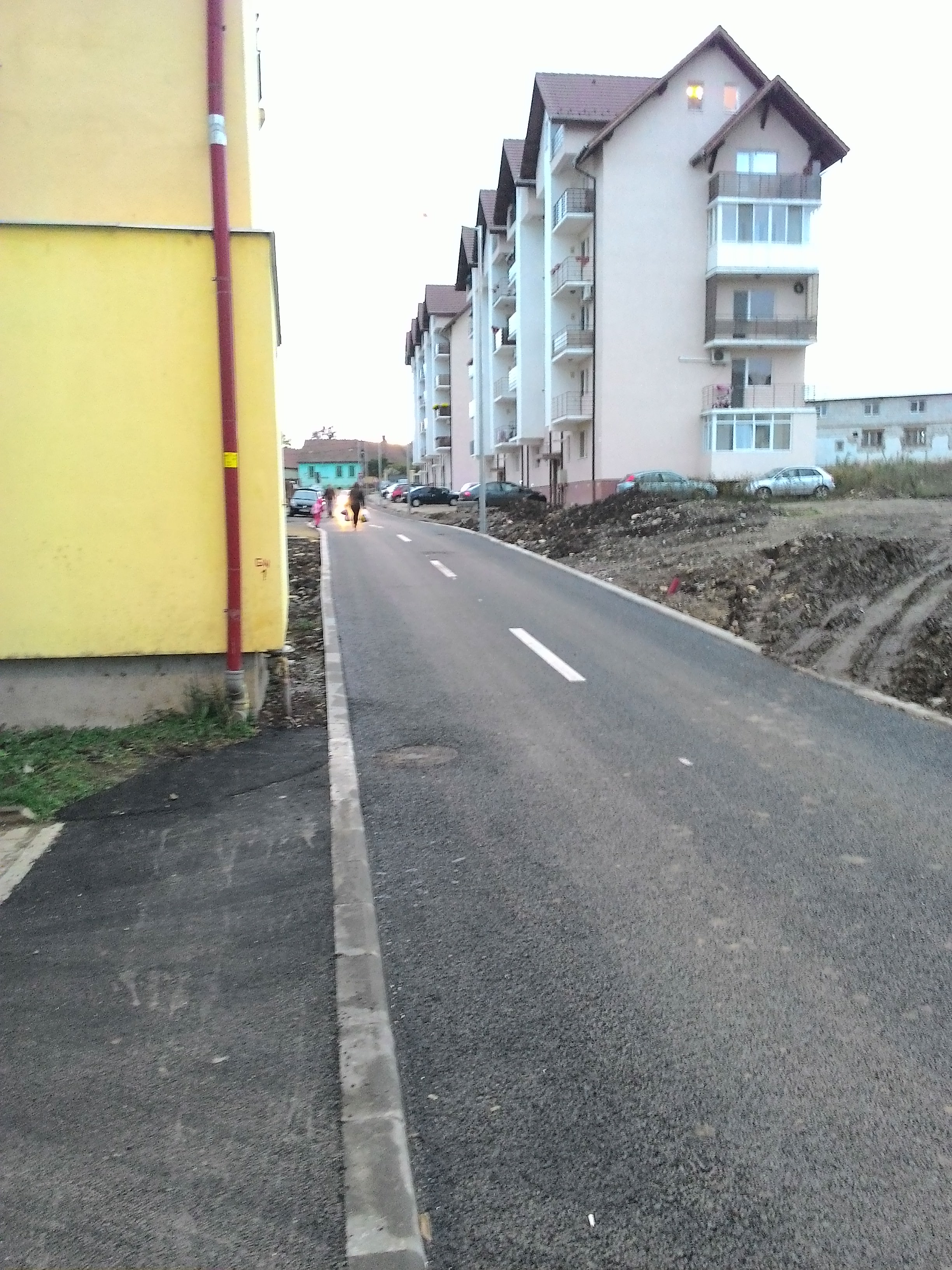 foto - lucrările de pe strada frunzei sau cum își bat joc constructorii pe bani publici. imagini revoltătoare!