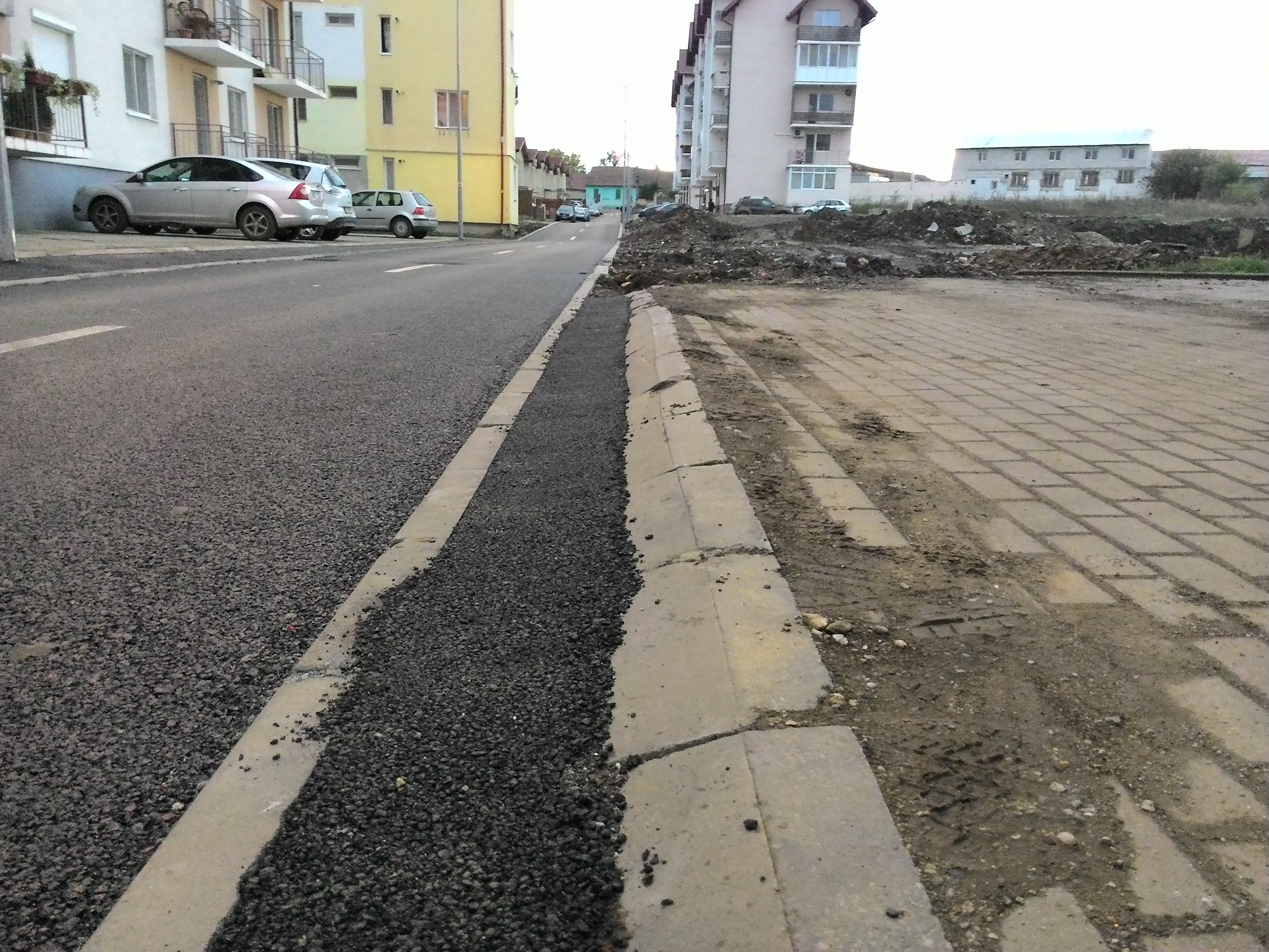 foto - lucrările de pe strada frunzei sau cum își bat joc constructorii pe bani publici. imagini revoltătoare!