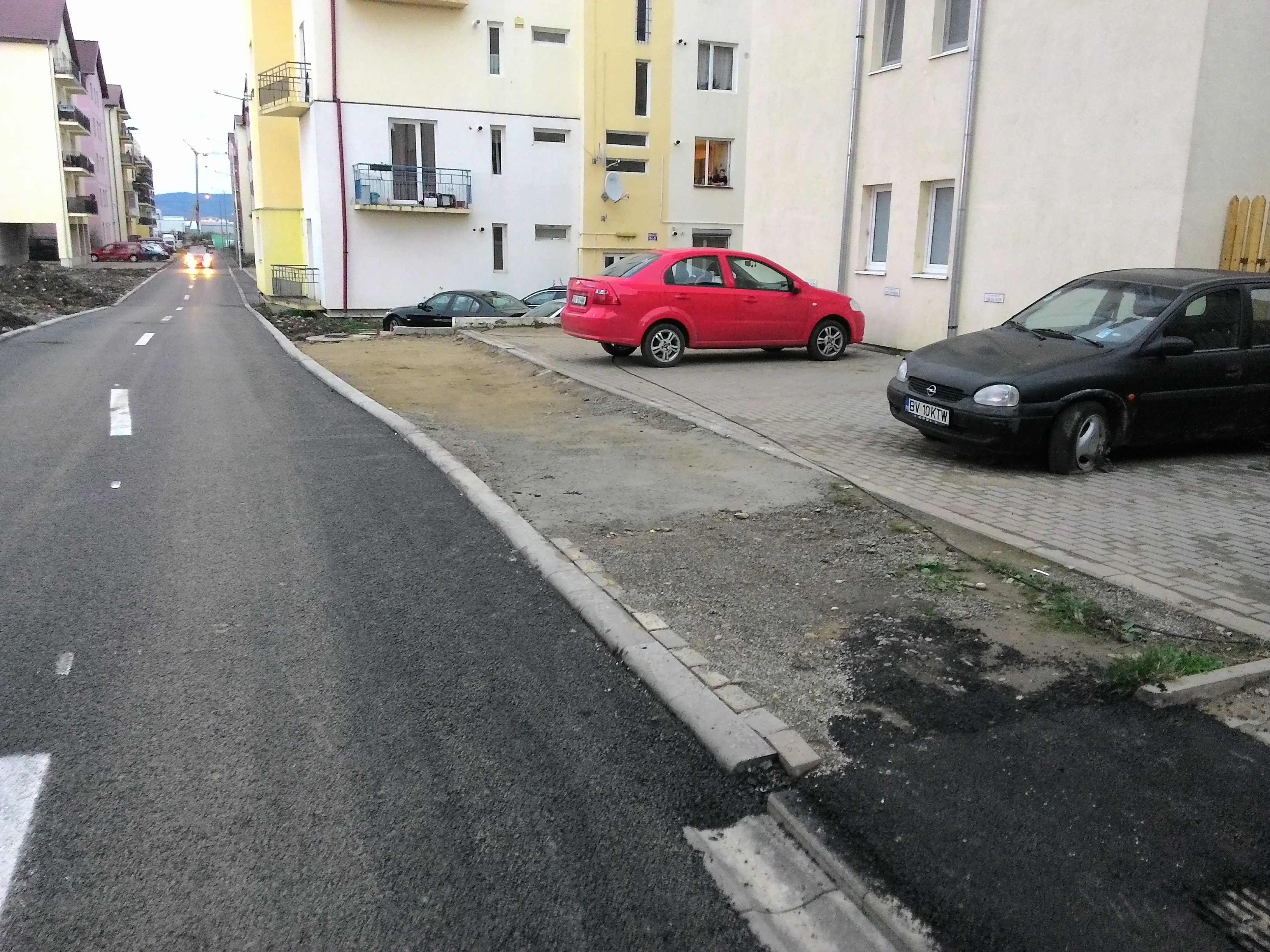 foto - lucrările de pe strada frunzei sau cum își bat joc constructorii pe bani publici. imagini revoltătoare!