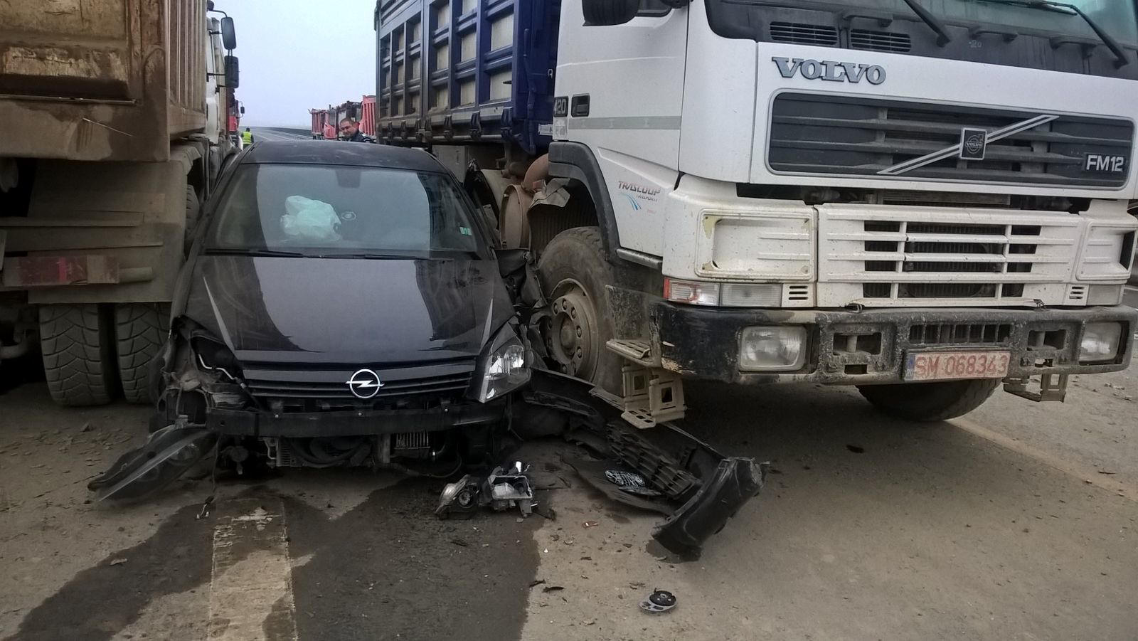 video foto – a intrat cu mașina pe autostrada închisă și s-a înfipt între două basculante. imagini incredibile!