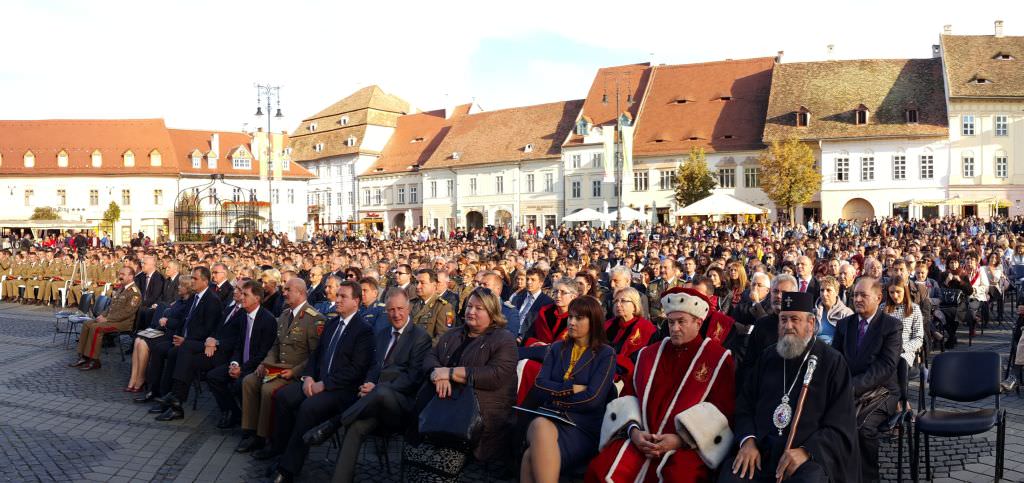 VIDEO FOTO Aproape 3.000 de studenți în Piața Mare la deschiderea anului universitar. Unii s-au plictisit și au plecat!