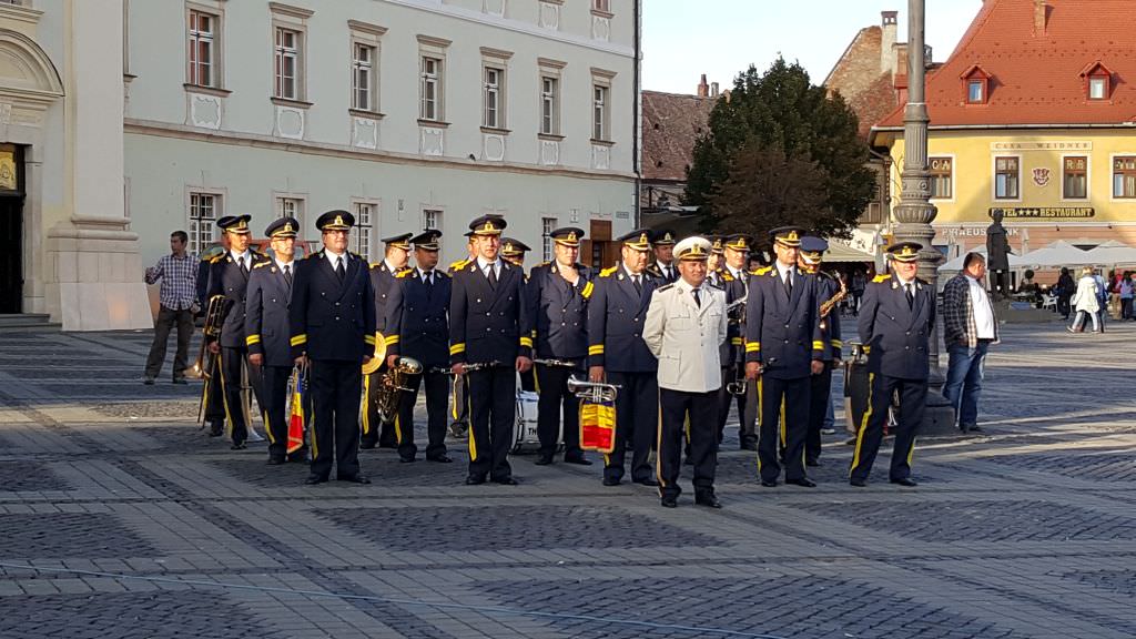 VIDEO FOTO Aproape 3.000 de studenți în Piața Mare la deschiderea anului universitar. Unii s-au plictisit și au plecat!