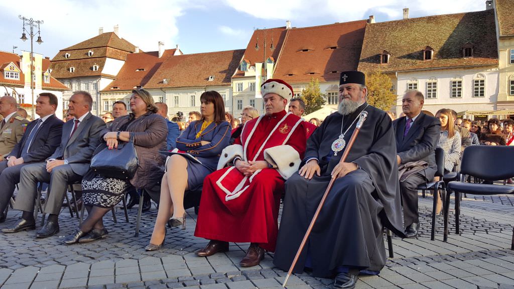 VIDEO FOTO Aproape 3.000 de studenți în Piața Mare la deschiderea anului universitar. Unii s-au plictisit și au plecat!