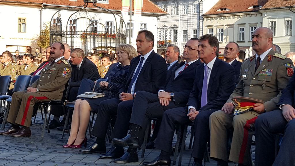 VIDEO FOTO Aproape 3.000 de studenți în Piața Mare la deschiderea anului universitar. Unii s-au plictisit și au plecat!