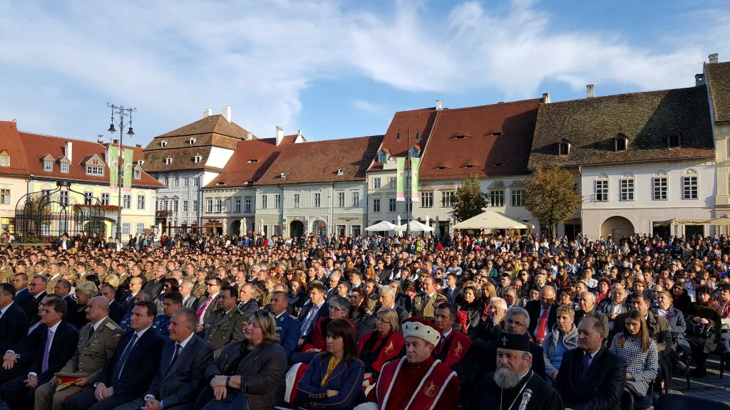 VIDEO FOTO Aproape 3.000 de studenți în Piața Mare la deschiderea anului universitar. Unii s-au plictisit și au plecat!