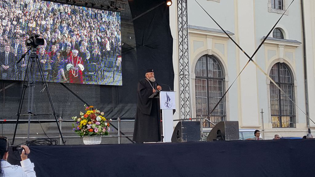 VIDEO FOTO Aproape 3.000 de studenți în Piața Mare la deschiderea anului universitar. Unii s-au plictisit și au plecat!