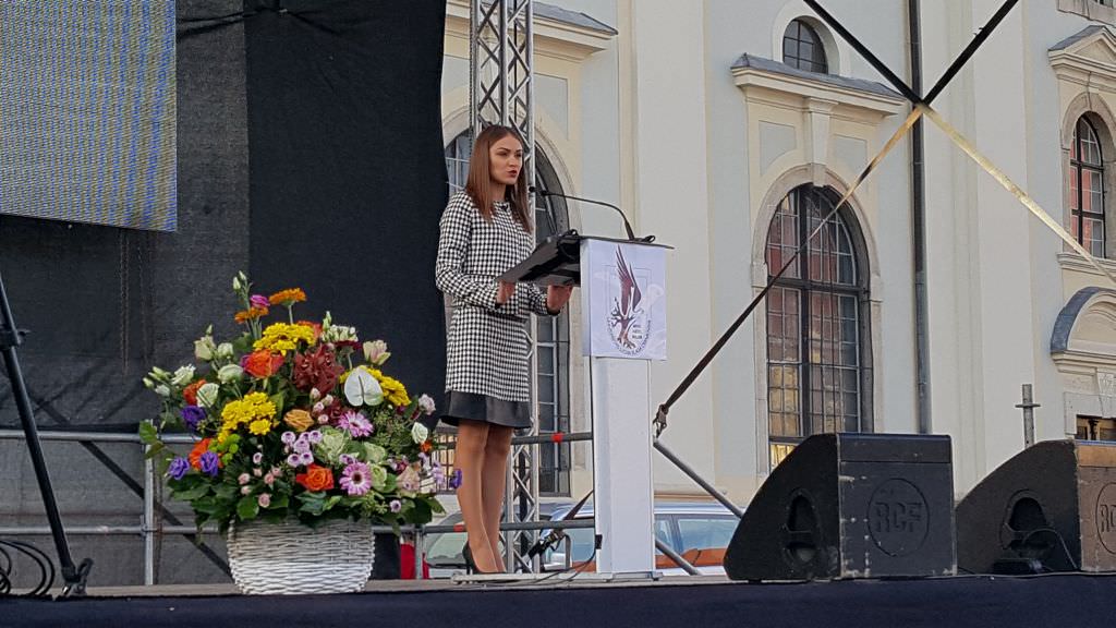 VIDEO FOTO Aproape 3.000 de studenți în Piața Mare la deschiderea anului universitar. Unii s-au plictisit și au plecat!