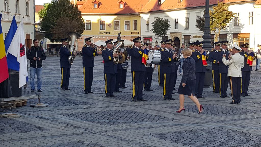 VIDEO FOTO Aproape 3.000 de studenți în Piața Mare la deschiderea anului universitar. Unii s-au plictisit și au plecat!