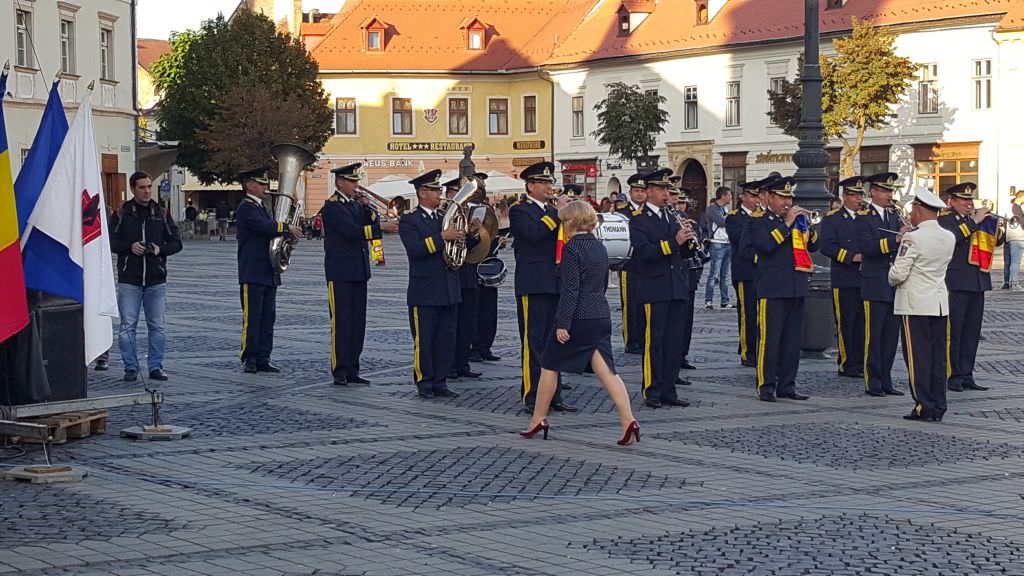 VIDEO FOTO Aproape 3.000 de studenți în Piața Mare la deschiderea anului universitar. Unii s-au plictisit și au plecat!