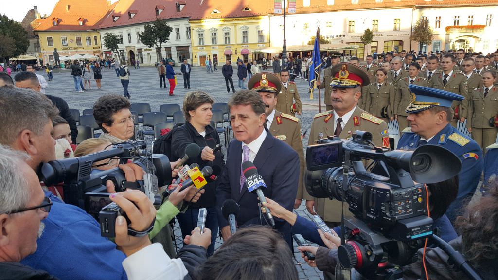 VIDEO FOTO Aproape 3.000 de studenți în Piața Mare la deschiderea anului universitar. Unii s-au plictisit și au plecat!