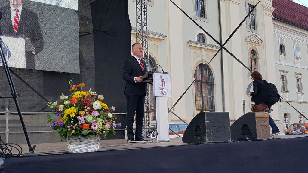 VIDEO FOTO Aproape 3.000 de studenți în Piața Mare la deschiderea anului universitar. Unii s-au plictisit și au plecat!