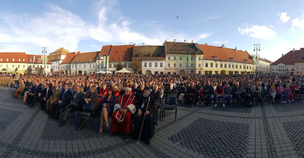 VIDEO FOTO Aproape 3.000 de studenți în Piața Mare la deschiderea anului universitar. Unii s-au plictisit și au plecat!