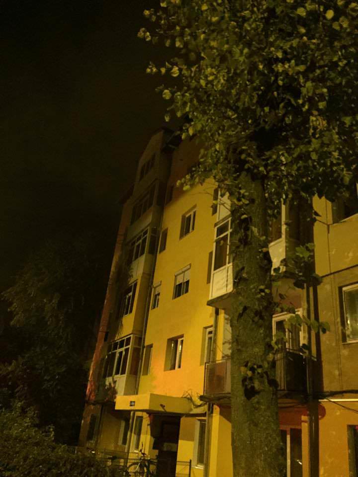 update foto – incendiu violent în țiglari. un tânăr s-a aruncat pe geam, iar alte 42 de persoane au fost evacuate!