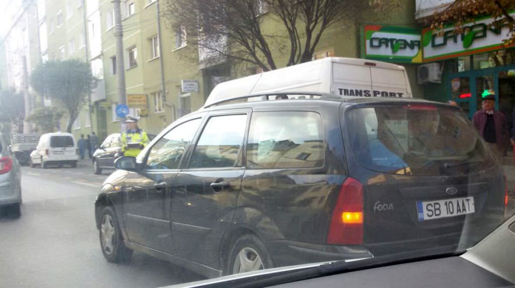 foto - tânără lovită de o mașină pe trecerea de pietoni. este rănită grav!