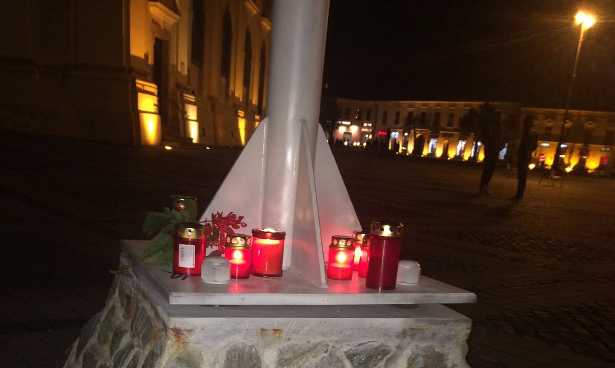 VIDEO FOTO Sibienii au aprins lumânări în Piața Mare pentru victimele tragediei din București