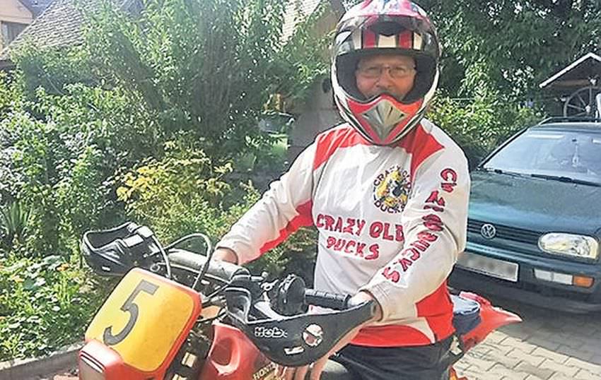 Preotul sibian care descalecă la slujba de la biserică, direct de pe motocicletă