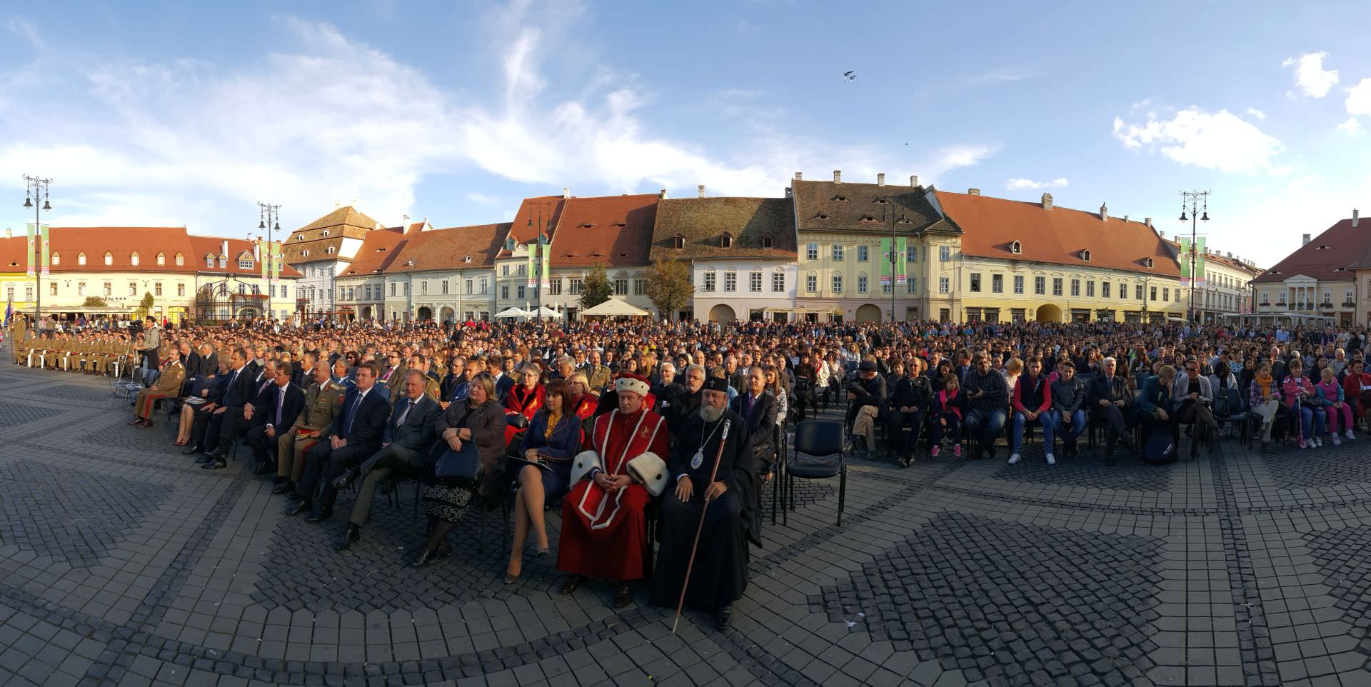 video foto aproape 3.000 de studenți în piața mare la deschiderea anului universitar. unii s-au plictisit și au plecat!