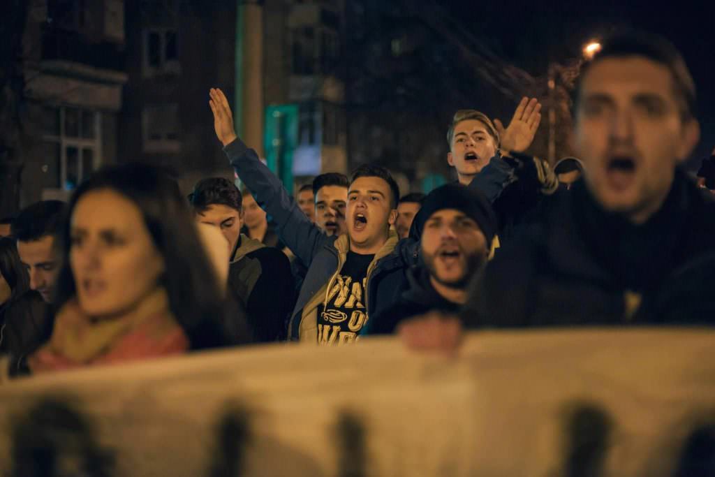 teatrul mic îşi închide porţile şi iese în stradă