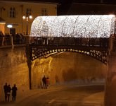 VIDEO şi FOTO – Sibiul e parcă mai frumos ca oricând. Magie în Târgul de Crăciun din Piața Mare!