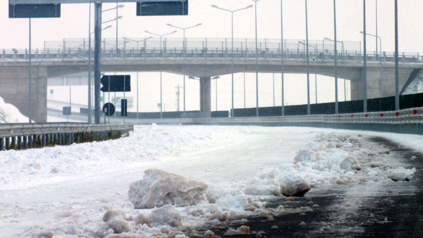 trafic blocat pe a1 între sibiu și săliște. un tir a derapat din cauza zăpezii!