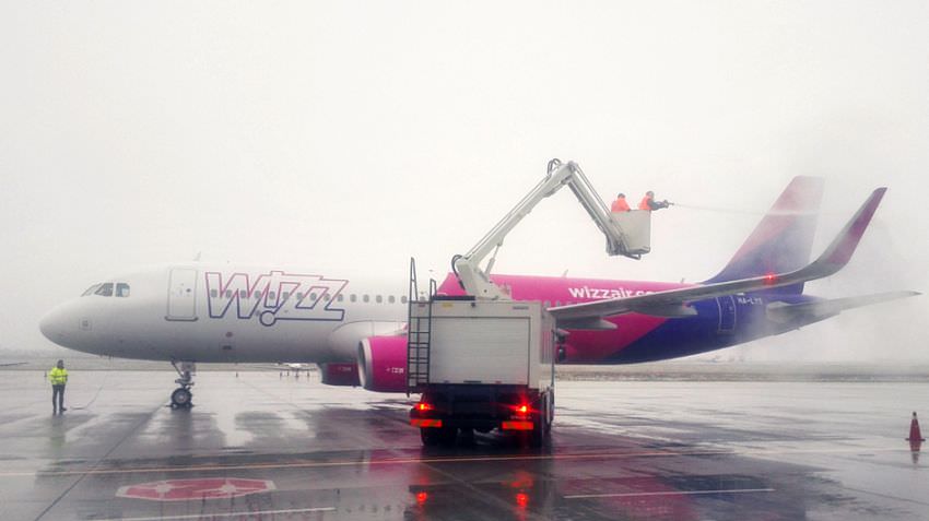 foto – iarnă și pe aeroportul din sibiu. cum se desfășoară activitatea!