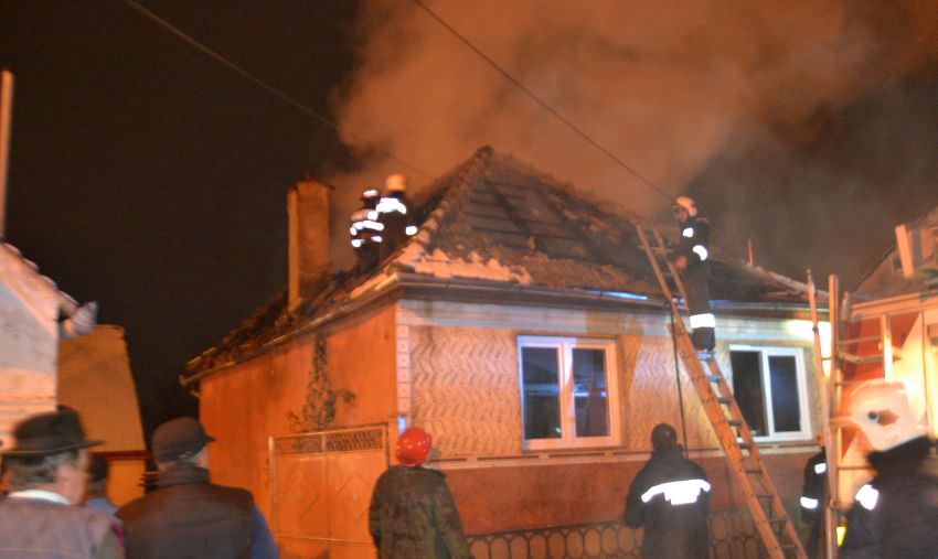 foto - o casă a luat foc la sadu. acoperișul mistuit de flăcări!