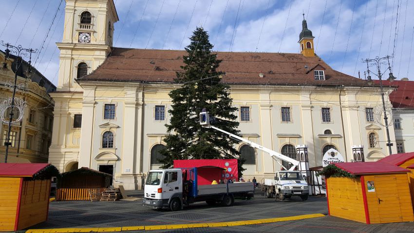 video foto targul de crăciun e aproape gata la sibiu. cum arată acum centrul orașului!