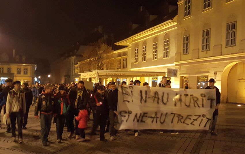 video – proteste la sibiu duminică. câteva zeci de persoane în piața mare!