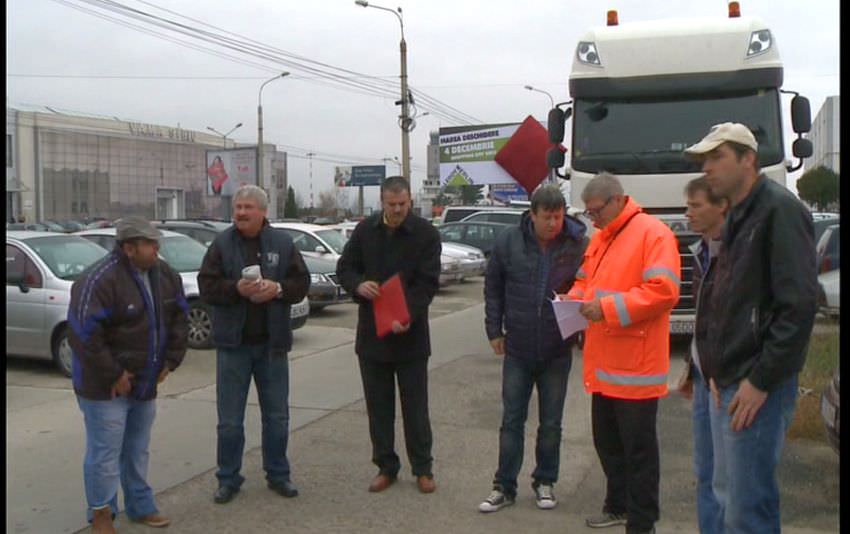 video – șoferi țepuiți de o firmă din sibiu. oamenii au protestat în fața acesteia!