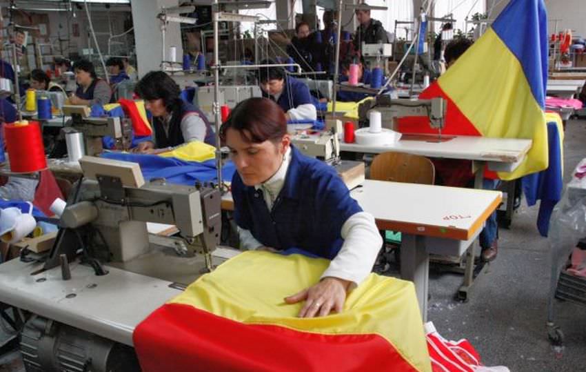 zeci de mii de steaguri și cocarde tricolore fabricate la sibiu, împânzesc toată românia de 1 decembrie