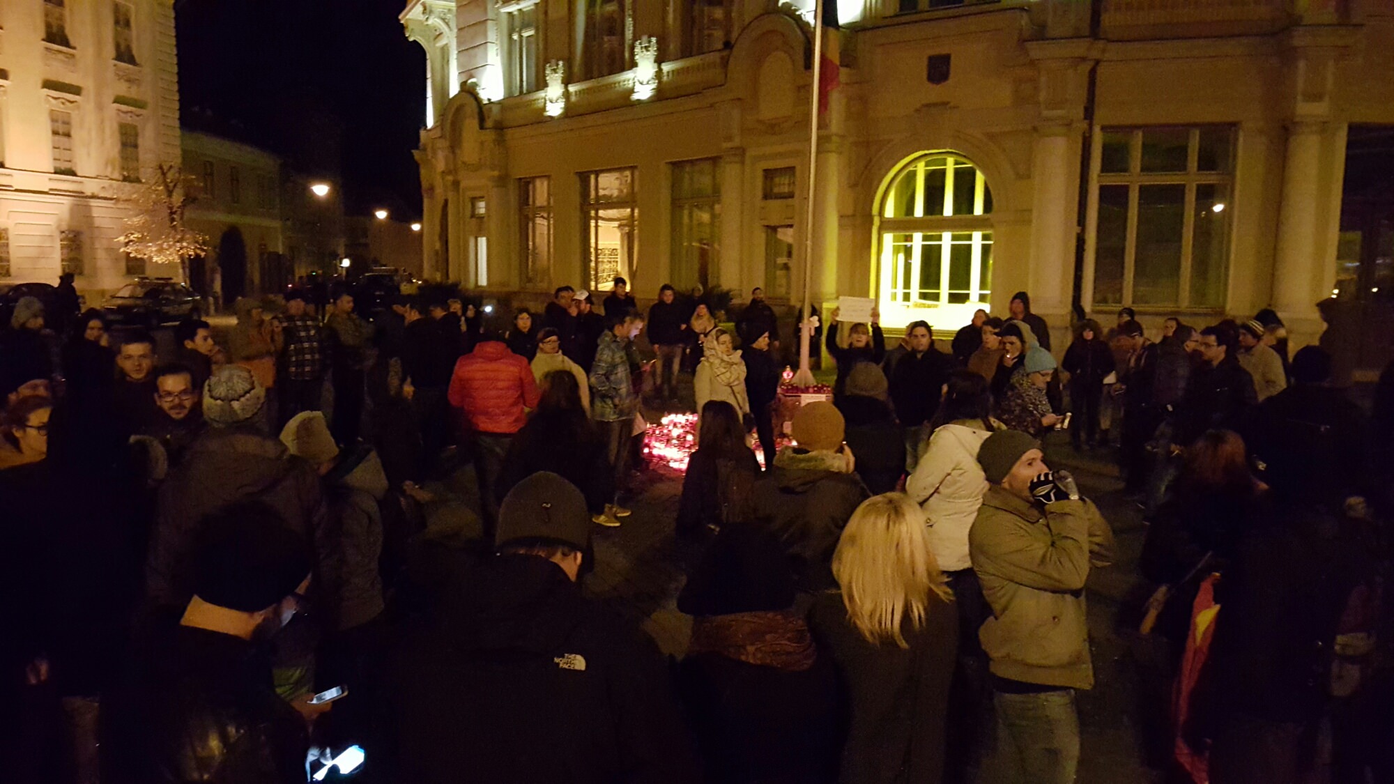 VIDEO FOTO Sibienii au ieșit în stradă pentru o ”plimbare” în Piața Mare. VEZI TOT PROTESTUL!